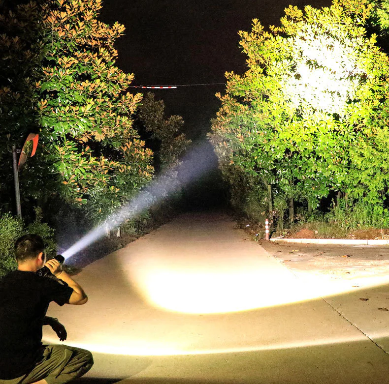 High Performance Ultra-Bright Rechargeable 4-LED Torch Flashlight Night Light - Image 6